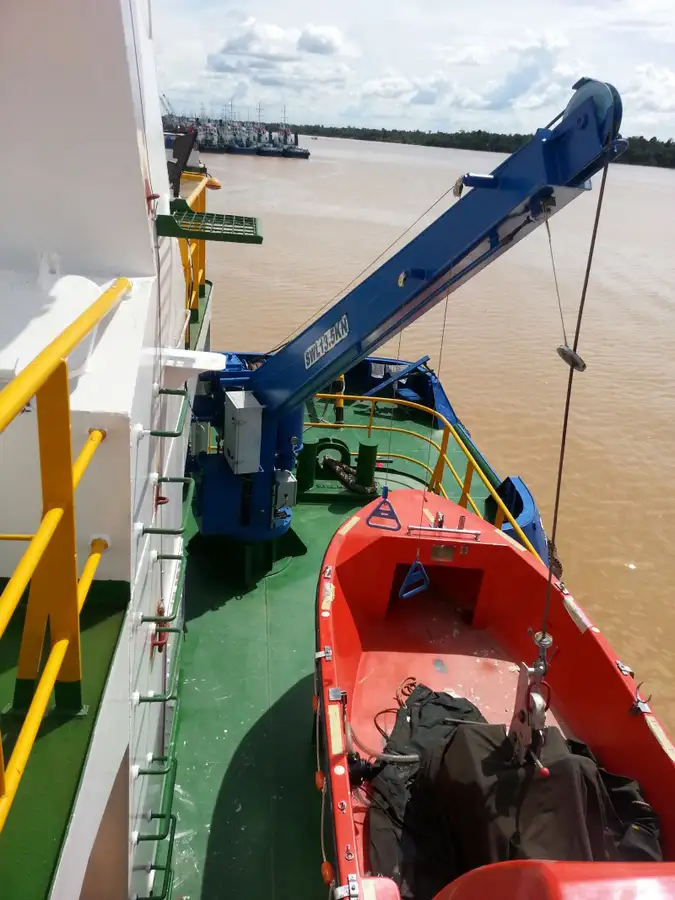 เรือขนส่งสัมภาระขึ้นฝั่งแบบมีถัง สำหรับขาย
