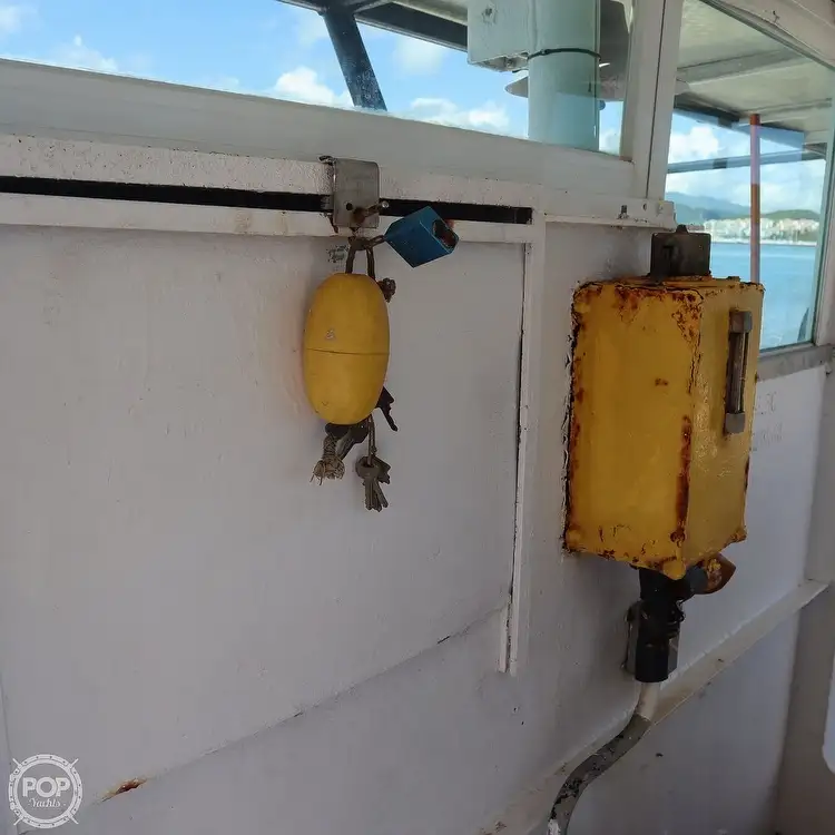 เรือขนส่งสัมภาระขึ้นฝั่งแบบมีถัง สำหรับขาย
