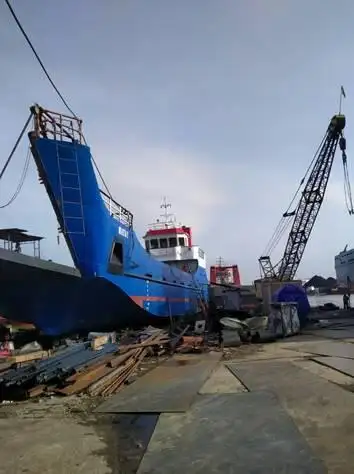 เรือขนส่งสัมภาระขึ้นฝั่งแบบมีถัง สำหรับขาย