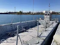 เรือขนส่งสัมภาระขึ้นฝั่งแบบมีถัง สำหรับขาย