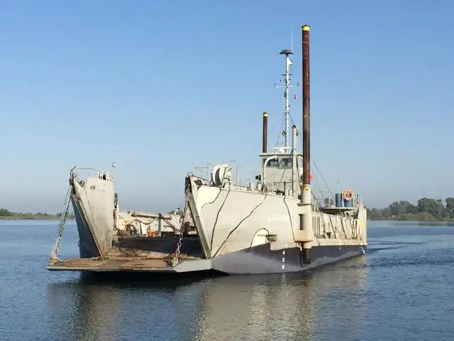 เรือขนส่งสัมภาระขึ้นฝั่งแบบมีถัง สำหรับขาย