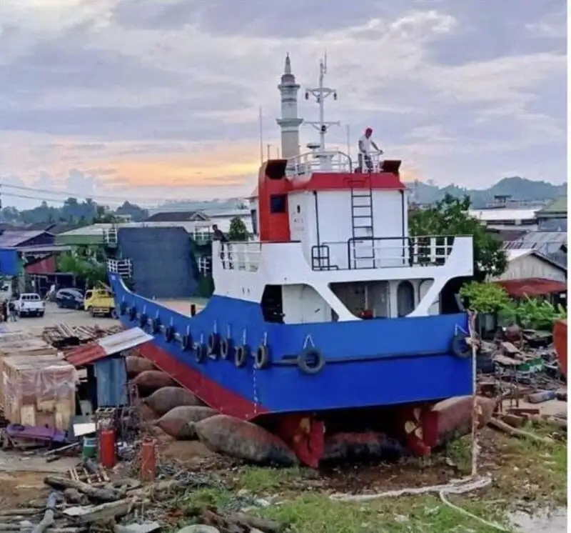 เรือขนส่งสัมภาระขึ้นฝั่งแบบมีถัง สำหรับขาย