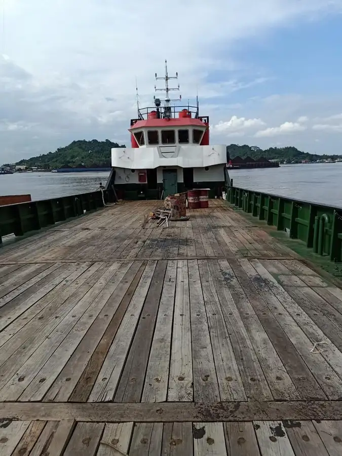 เรือขนส่งสัมภาระขึ้นฝั่งแบบมีถัง สำหรับขาย
