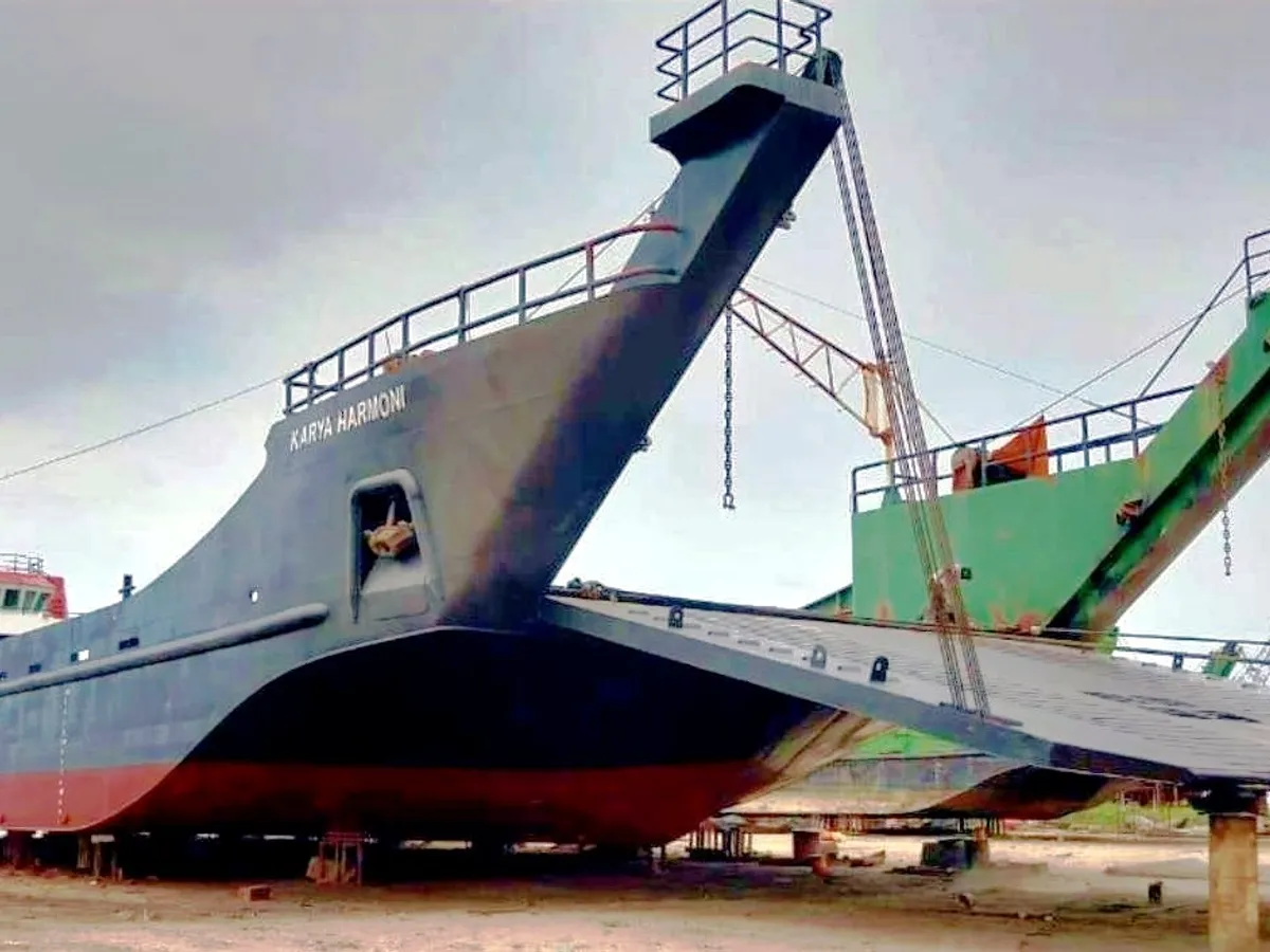 เรือขนส่งสัมภาระขึ้นฝั่งแบบมีถัง สำหรับขาย