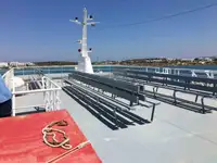 เรือขนส่งสัมภาระขึ้นฝั่งแบบมีถัง สำหรับขาย