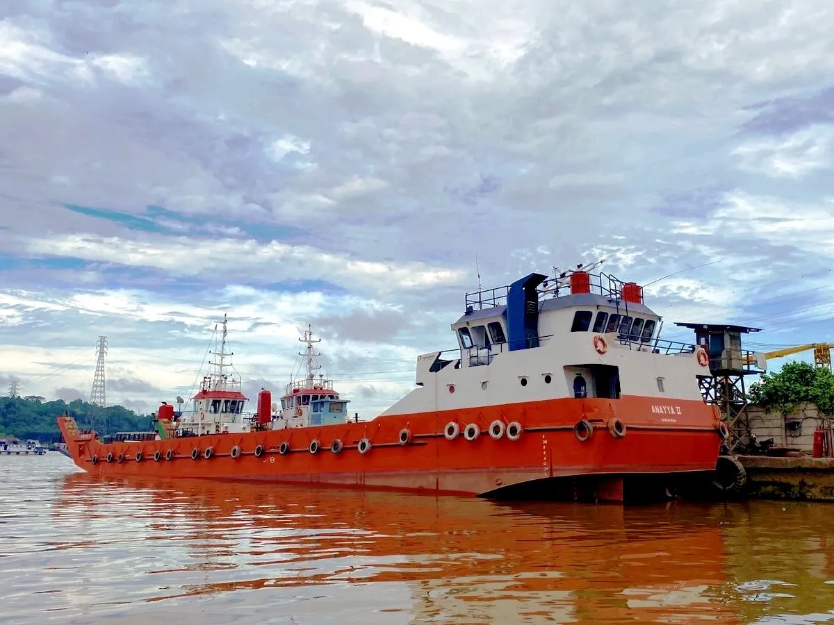 เรือขนส่งสัมภาระขึ้นฝั่งแบบมีถัง สำหรับขาย