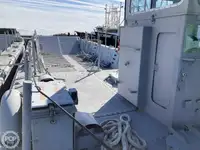 เรือขนส่งสัมภาระขึ้นฝั่งแบบมีถัง สำหรับขาย