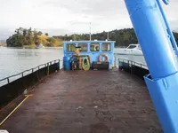 เรือขนส่งสัมภาระขึ้นฝั่งแบบมีถัง สำหรับขาย