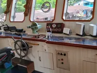 เรือขนส่งสัมภาระขึ้นฝั่งแบบมีถัง สำหรับขาย