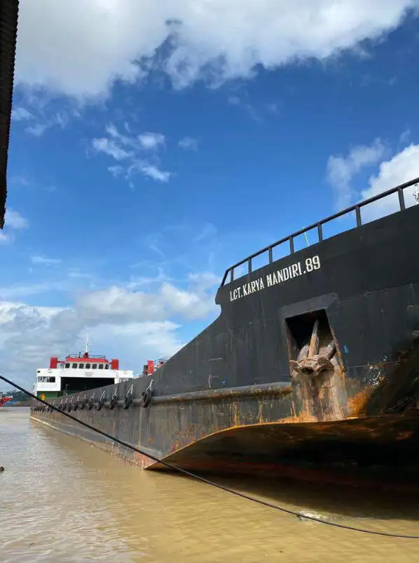 เรือขนส่งสัมภาระขึ้นฝั่งแบบมีถัง สำหรับขาย