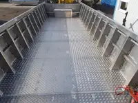 เรือขนส่งสัมภาระขึ้นฝั่งแบบมีถัง สำหรับขาย