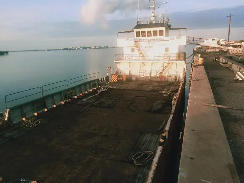 เรือขนส่งสัมภาระขึ้นฝั่งแบบมีถัง สำหรับขาย