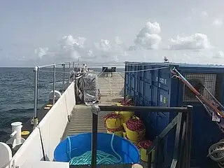 เรือขนส่งสัมภาระขึ้นฝั่งแบบมีถัง สำหรับขาย