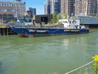 เรือขนส่งสัมภาระขึ้นฝั่งแบบมีถัง สำหรับขาย