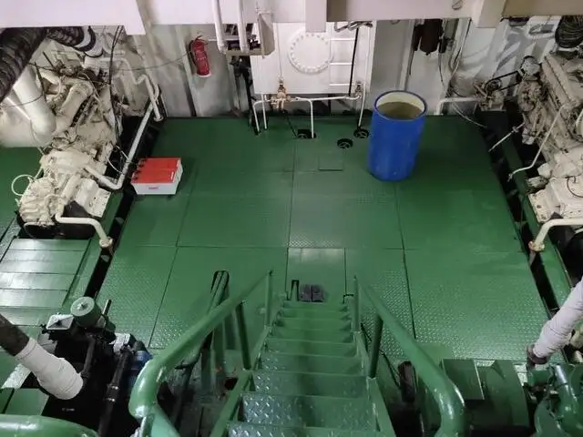เรือขนส่งสัมภาระขึ้นฝั่งแบบมีถัง สำหรับขาย