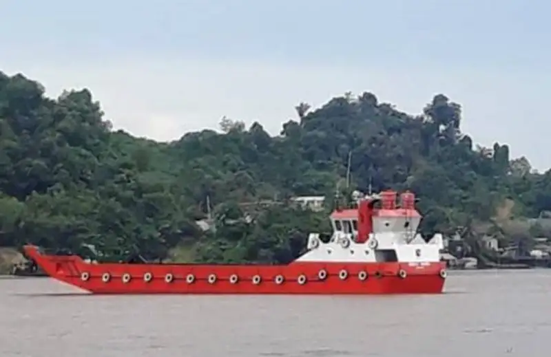เรือขนส่งสัมภาระขึ้นฝั่งแบบมีถัง สำหรับขาย