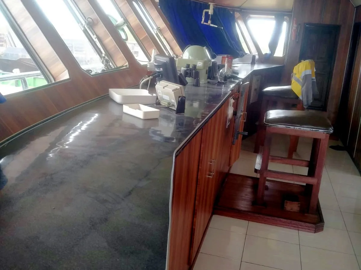เรือขนส่งสัมภาระขึ้นฝั่งแบบมีถัง สำหรับขาย