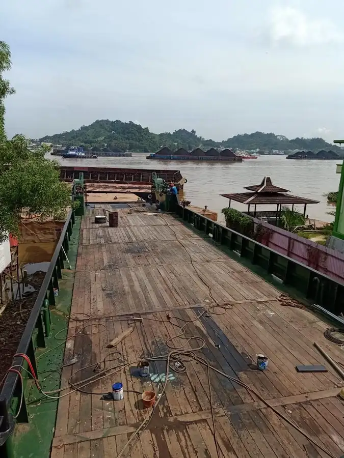 เรือขนส่งสัมภาระขึ้นฝั่งแบบมีถัง สำหรับขาย