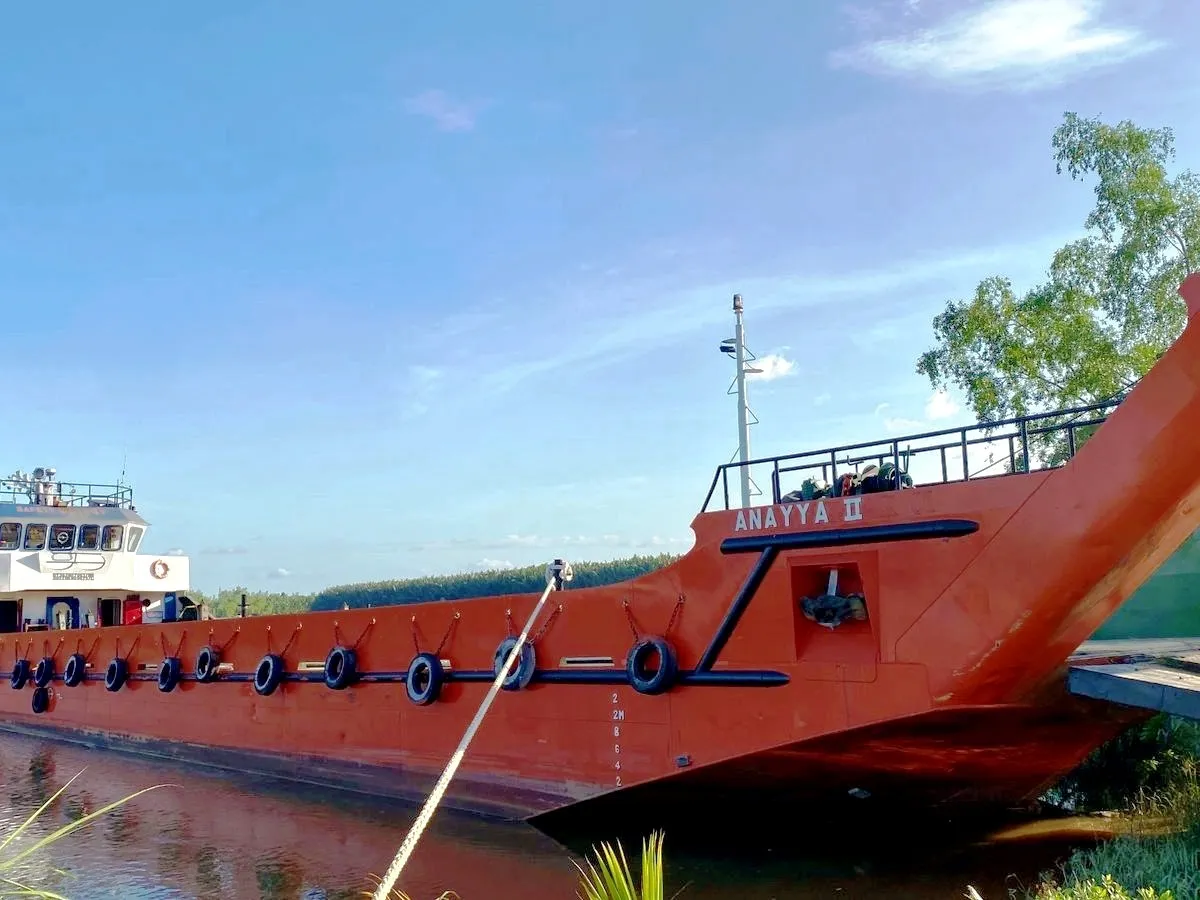 เรือขนส่งสัมภาระขึ้นฝั่งแบบมีถัง สำหรับขาย