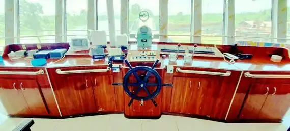 เรือขนส่งสัมภาระขึ้นฝั่งแบบมีถัง สำหรับขาย