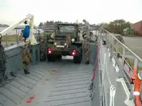 เรือขนส่งสัมภาระขึ้นฝั่งแบบมีถัง สำหรับขาย
