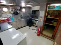 เรือขนส่งสัมภาระขึ้นฝั่งแบบมีถัง สำหรับขาย