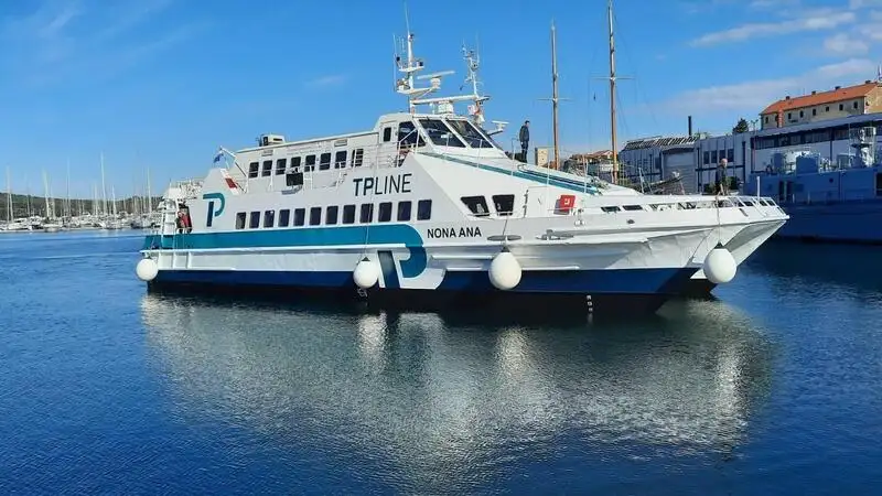 เรือสองลำ (Catamaran) สำหรับขาย
