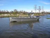 เรือขนส่งสัมภาระขึ้นฝั่งแบบมีถัง สำหรับขาย