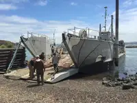 เรือขนส่งสัมภาระขึ้นฝั่งแบบมีถัง สำหรับขาย