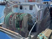 เรือบรรทุกปลาเป็น สำหรับขาย