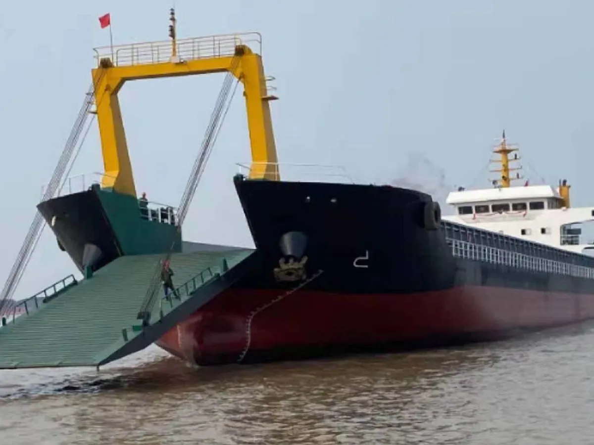 เรือขนส่งสัมภาระขึ้นฝั่งแบบมีถัง สำหรับขาย