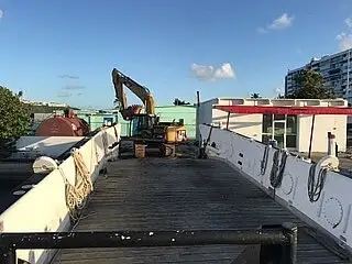 เรือขนส่งสัมภาระขึ้นฝั่งแบบมีถัง สำหรับขาย