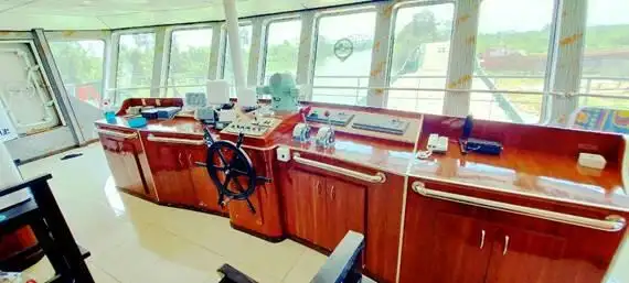 เรือขนส่งสัมภาระขึ้นฝั่งแบบมีถัง สำหรับขาย