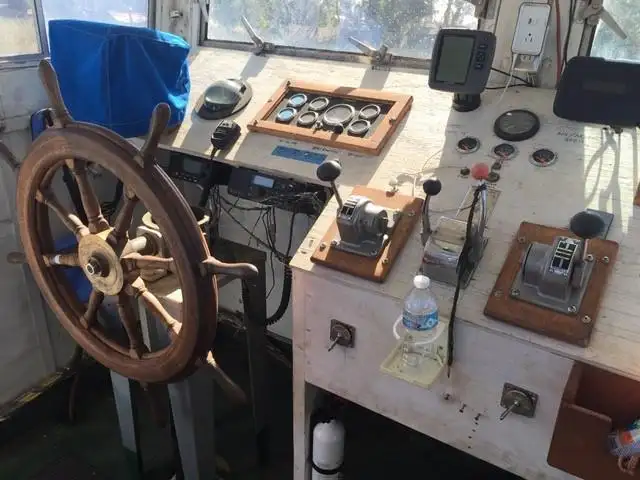 เรือขนส่งสัมภาระขึ้นฝั่งแบบมีถัง สำหรับขาย