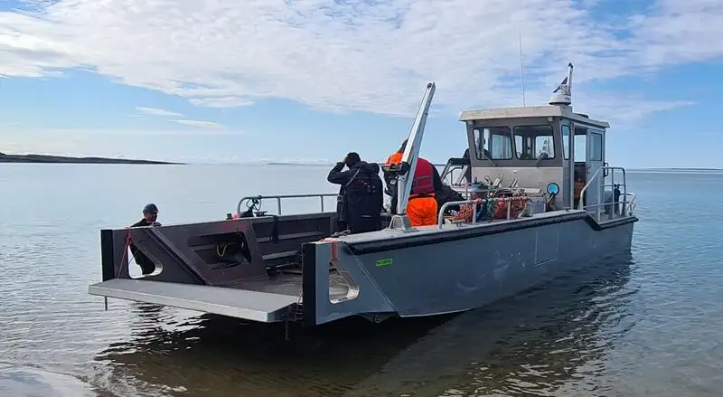 เรือขนส่งสัมภาระขึ้นฝั่งแบบมีถัง สำหรับขาย