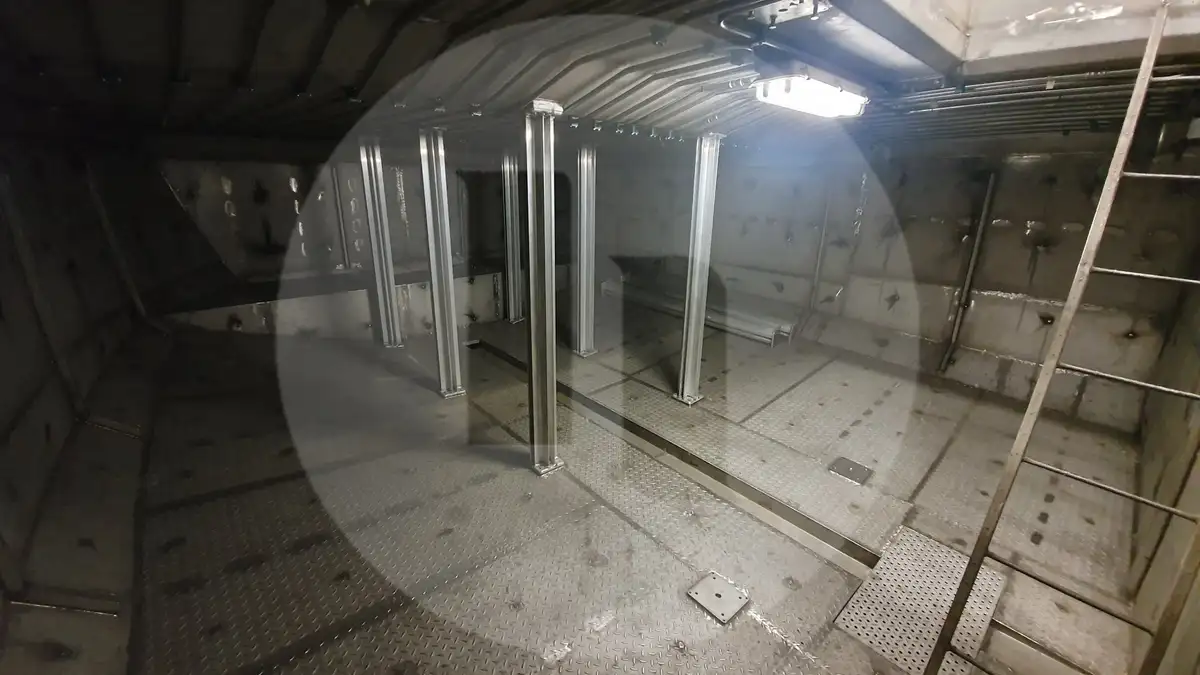 เรือบรรทุกปลาเป็น สำหรับขาย