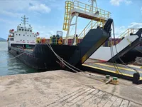 เรือขนส่งสัมภาระขึ้นฝั่งแบบมีถัง สำหรับขาย